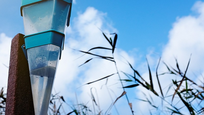 Rainfall measurement device in a field